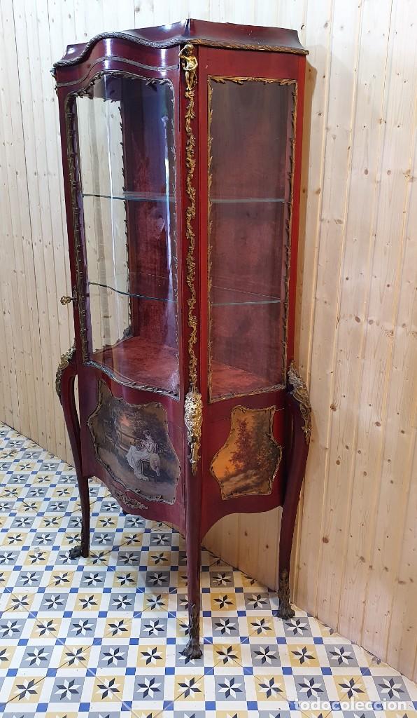 Antig&uuml;edades: VITRINA DECORADA A MANO CON BRONCE - Foto 1