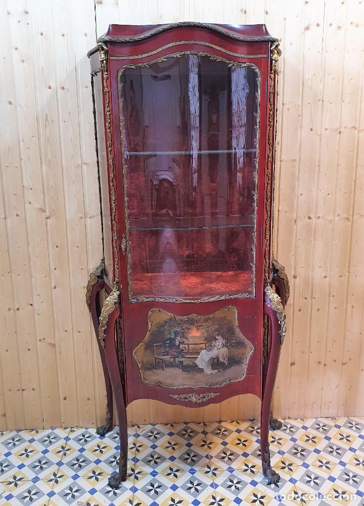 Antig&uuml;edades: VITRINA DECORADA A MANO CON BRONCE - Foto 2