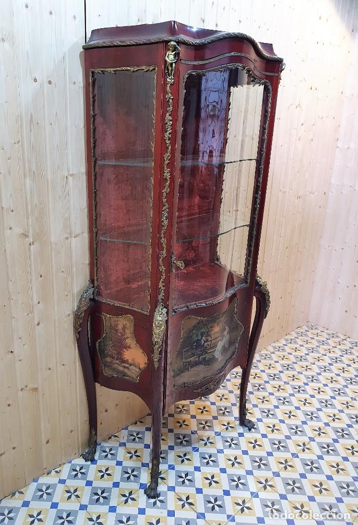 Antig&uuml;edades: VITRINA DECORADA A MANO CON BRONCE - Foto 3