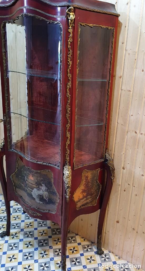 Antig&uuml;edades: VITRINA DECORADA A MANO CON BRONCE - Foto 4