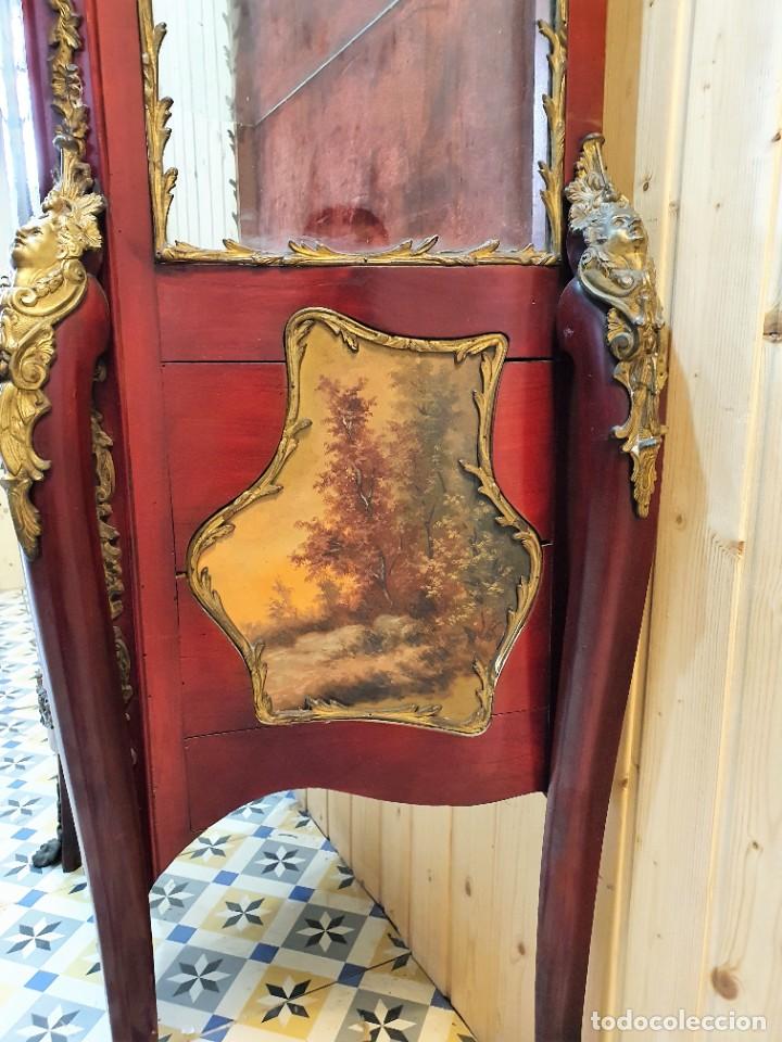 Antig&uuml;edades: VITRINA DECORADA A MANO CON BRONCE - Foto 5