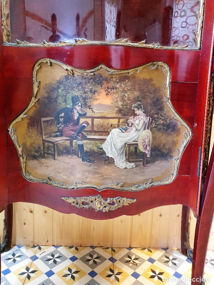 Antig&uuml;edades: VITRINA DECORADA A MANO CON BRONCE - Foto 6