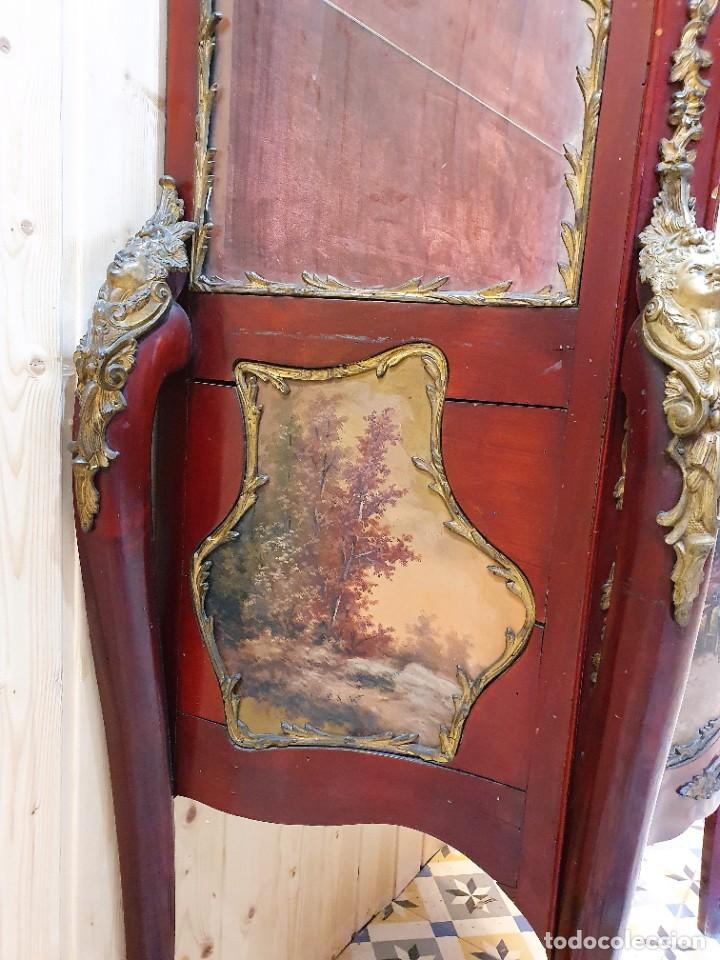 Antig&uuml;edades: VITRINA DECORADA A MANO CON BRONCE - Foto 7