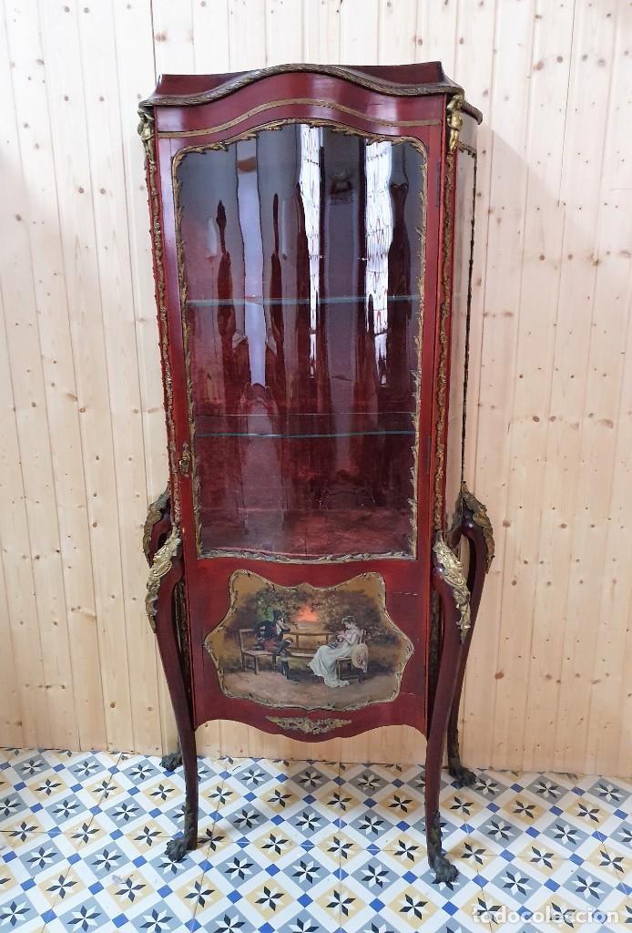 Antig&uuml;edades: VITRINA DECORADA A MANO CON BRONCE - Foto 8