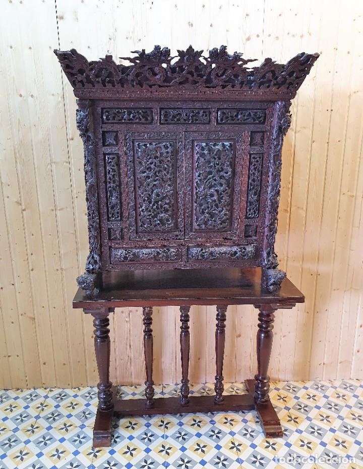 Antig&uuml;edades: Bargue&ntilde;o cabinet tallado en &eacute;bano - Foto 2