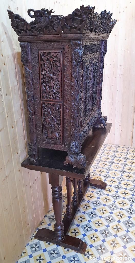Antig&uuml;edades: Bargue&ntilde;o cabinet tallado en &eacute;bano - Foto 3