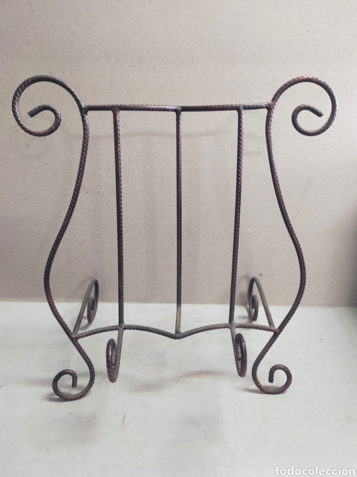 Oggetti Antichi: ATRIL DE HIERRO. EN FORMA DE LIRA. 43X38X25 CM.