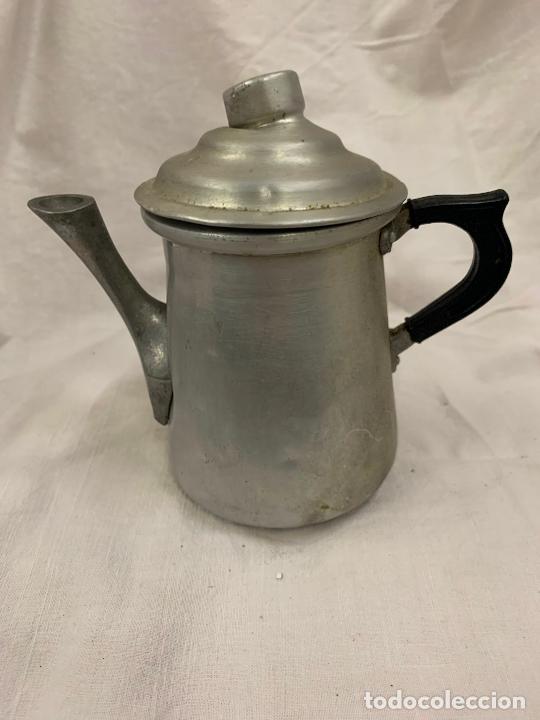 Oggetti Antichi: Antigua lechera de aluminio con el asa de madera. Mide unos 13cms de alto y 9cm diametro