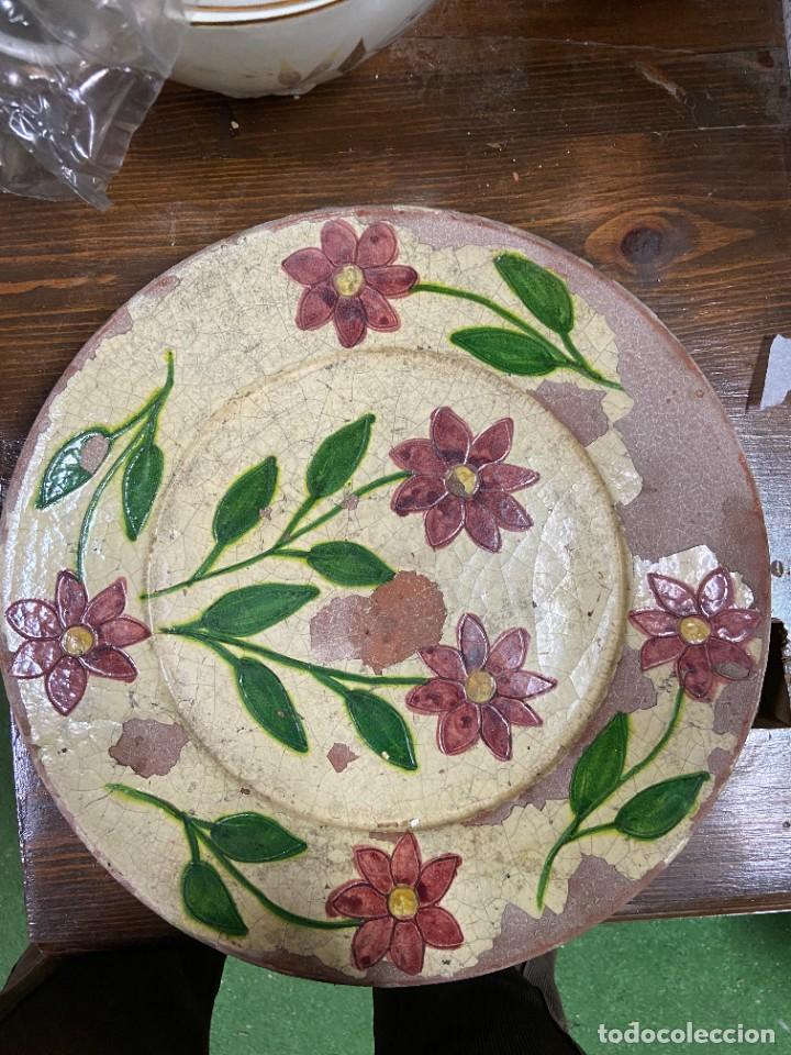 Antig&uuml;edades: Plato de barro dibujo de flores - Foto 1