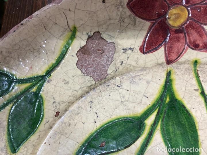 Antig&uuml;edades: Plato de barro dibujo de flores - Foto 3