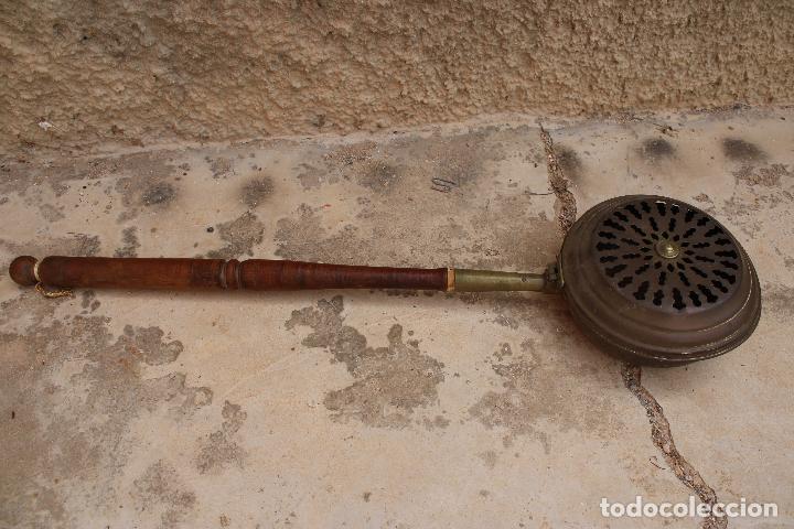 Antig&uuml;edades: antiguo calientacamas de laton - Foto 2