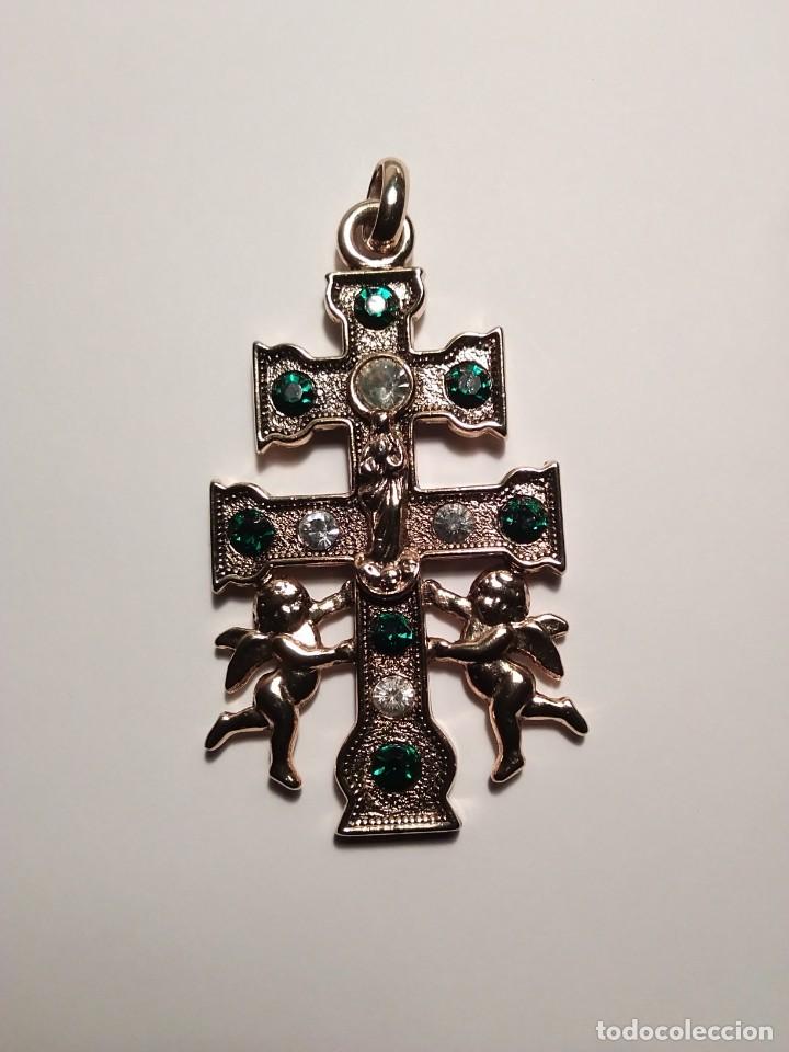 Antig&uuml;edades: Cruz de Caravaca en bronce con circonitas incrustadas - Foto 1