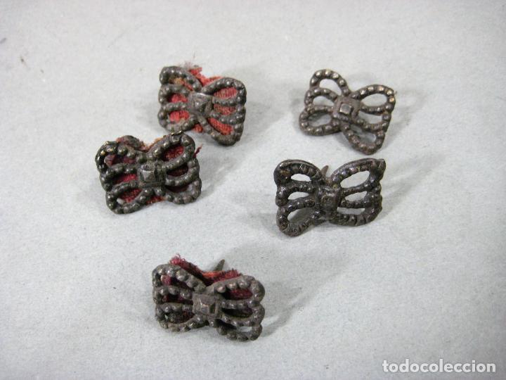 Antiquit&eacute;s: 4 CLAVOS DE LAT&Oacute;N ANTIGUOS CON FORMA DE LAZO PARA MUEBLE ANTIGUO