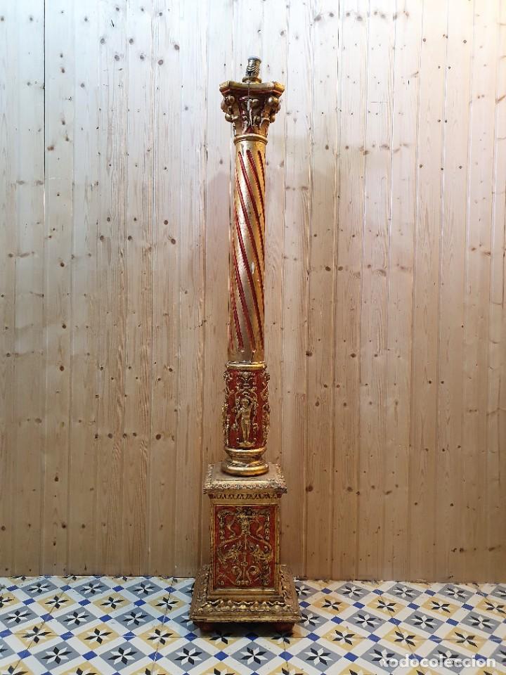 Antig&uuml;edades: LAMPARA DE PIE -COLUMNA TALLADA Y POLICROMADA CON PAN DE ORO - Foto 2