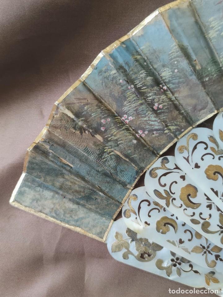 Antig&uuml;edades: Abanico antiguo en n&aacute;car y papel. - Foto 4