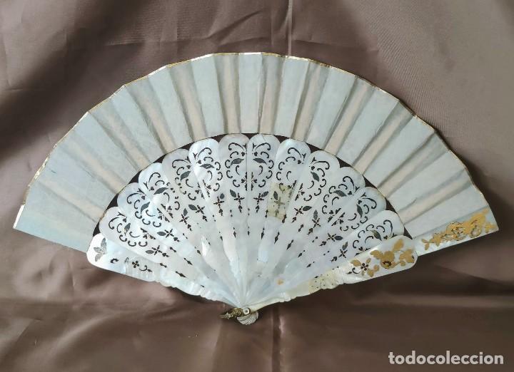 Antig&uuml;edades: Abanico antiguo en n&aacute;car y papel. - Foto 6