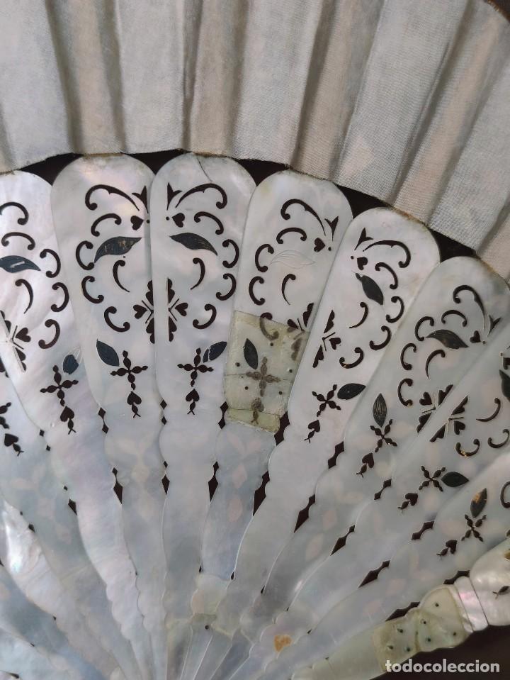 Antig&uuml;edades: Abanico antiguo en n&aacute;car y papel. - Foto 7