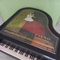 Antigüedades: GRAN CAJA JOYERO PIANO MUSICAL VINTAGE A CUERDA MECANISMO AÑOS 70 THE MELODY OF MEMORY. Lote 347174553