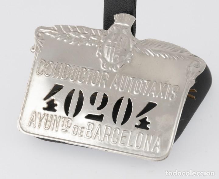 Antig&uuml;edades: Placa - Chapa conductor autotaxis 40204 Ayuntamiento de Barcelona Plata