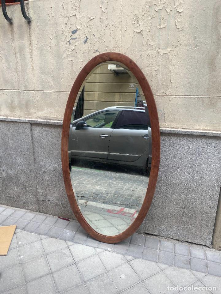 Antig&uuml;edades: ESPEJO BISELADO OVAL DE CAOBA 1940 - Foto 1