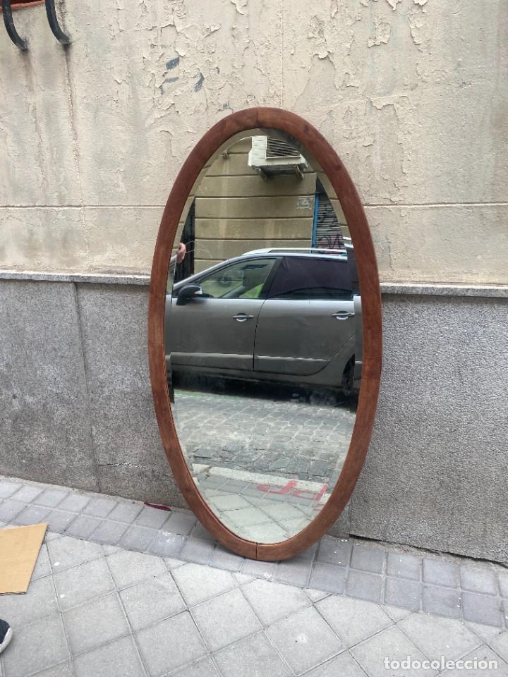 Antig&uuml;edades: ESPEJO BISELADO OVAL DE CAOBA 1940 - Foto 2