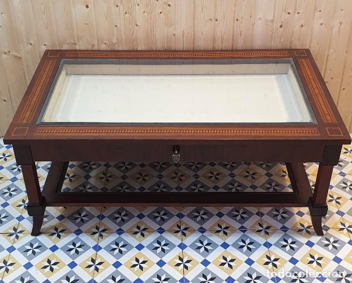 Antig&uuml;edades: Mesa estilo neocl&aacute;sico con caj&oacute;n expositor - Foto 1