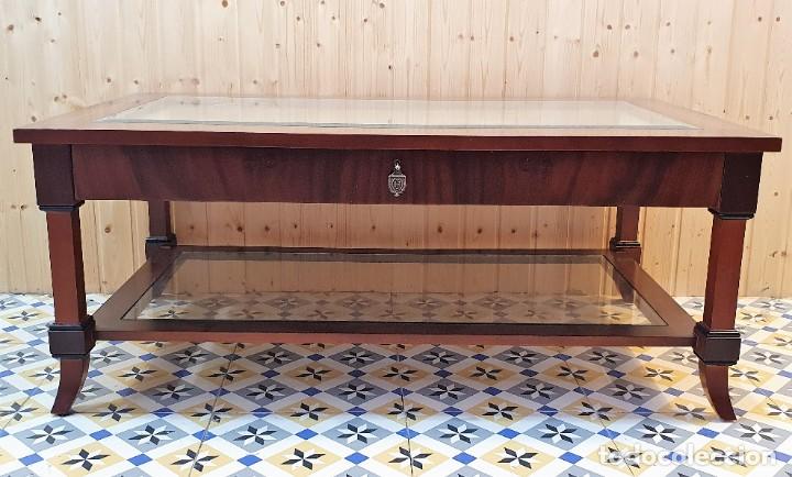 Antig&uuml;edades: Mesa estilo neocl&aacute;sico con caj&oacute;n expositor - Foto 2