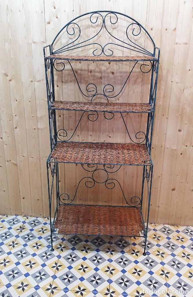 Antig&uuml;edades: ESTANTERIA FORJA Y MIMBRE - Foto 1