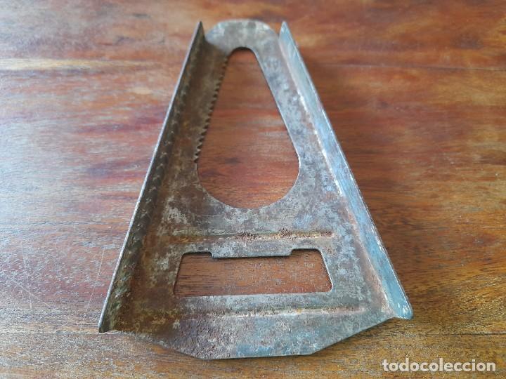 Antig&uuml;edades: protector de plancha antiguo de 16 cm en metal - Foto 1