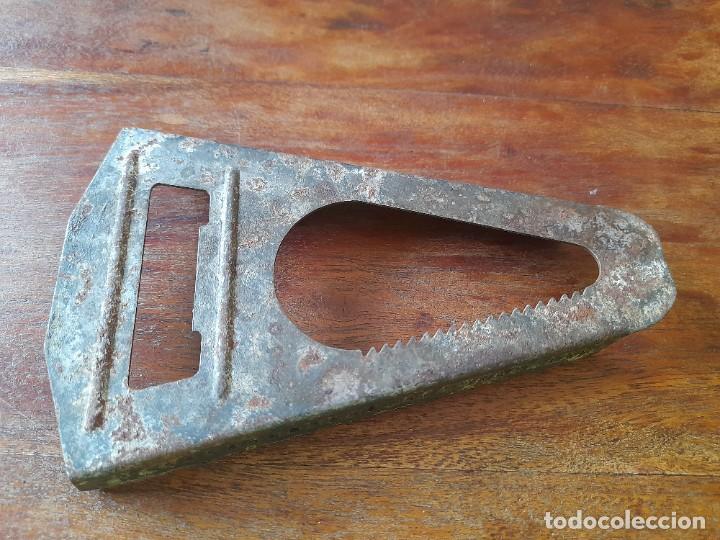 Antig&uuml;edades: protector de plancha antiguo de 16 cm en metal - Foto 2