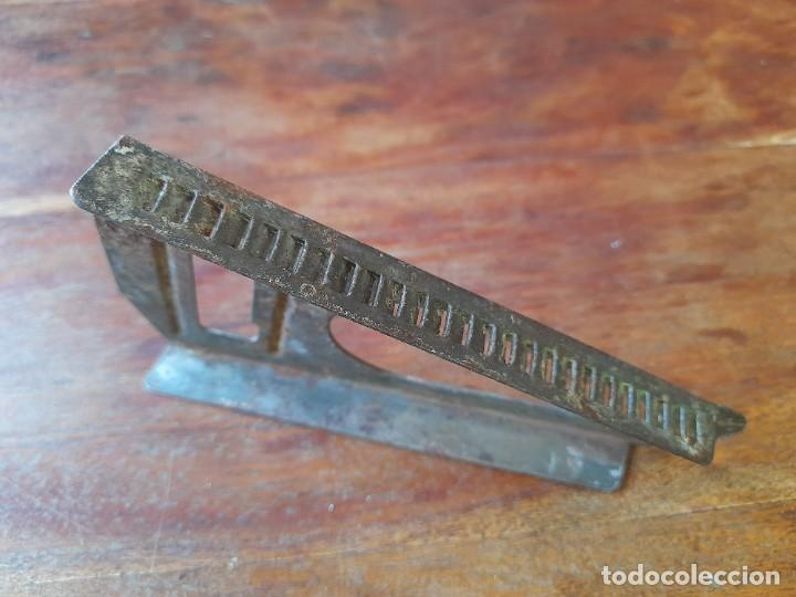 Antig&uuml;edades: protector de plancha antiguo de 16 cm en metal - Foto 3