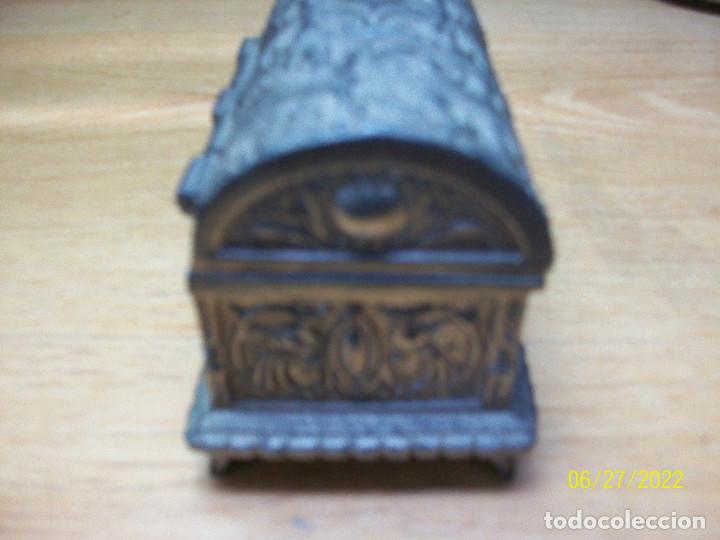 Antig&uuml;edades: ANTIGUO COFRE DE CALAMINA-FORMA DE BAUL - Foto 5