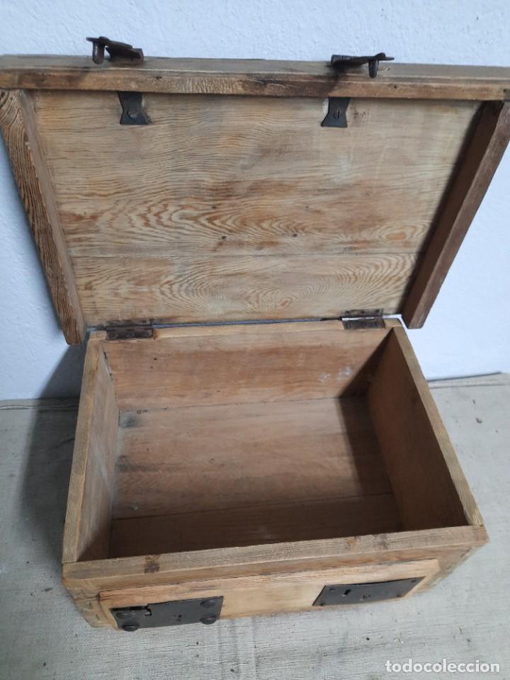 Antig&uuml;edades: Antiguo caja arca ba&uacute;l de doble cierre - Foto 2