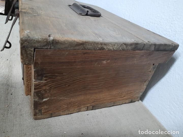 Antig&uuml;edades: Antiguo caja arca ba&uacute;l de doble cierre - Foto 3
