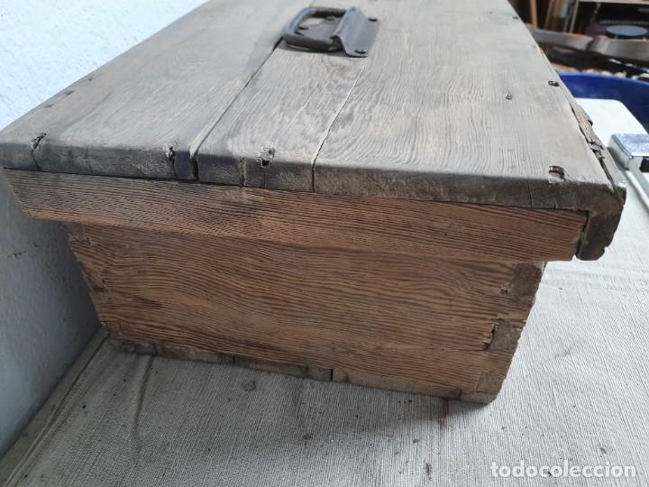 Antig&uuml;edades: Antiguo caja arca ba&uacute;l de doble cierre - Foto 4