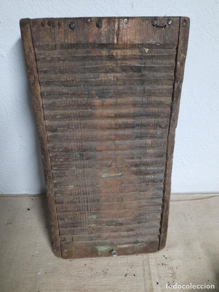 Antig&uuml;edades: Antigua tabla de lavar - Foto 1