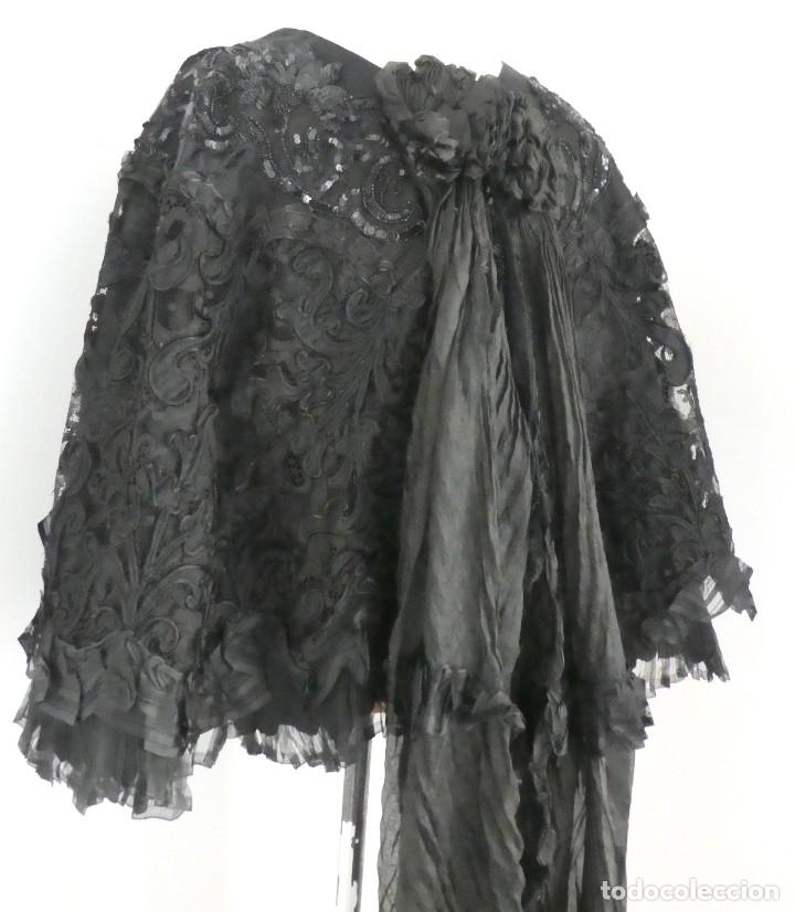 Antig&uuml;edades: ANTIGUA CAPA DE ENCAJE Y SEDA S. XIX - Foto 3
