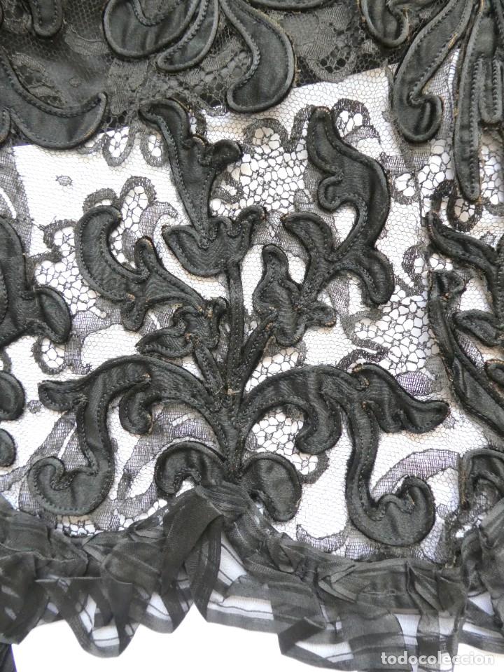 Antig&uuml;edades: ANTIGUA CAPA DE ENCAJE Y SEDA S. XIX - Foto 12