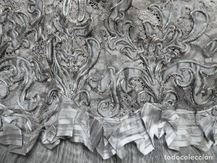 Antig&uuml;edades: ANTIGUA CAPA DE ENCAJE Y SEDA S. XIX - Foto 19