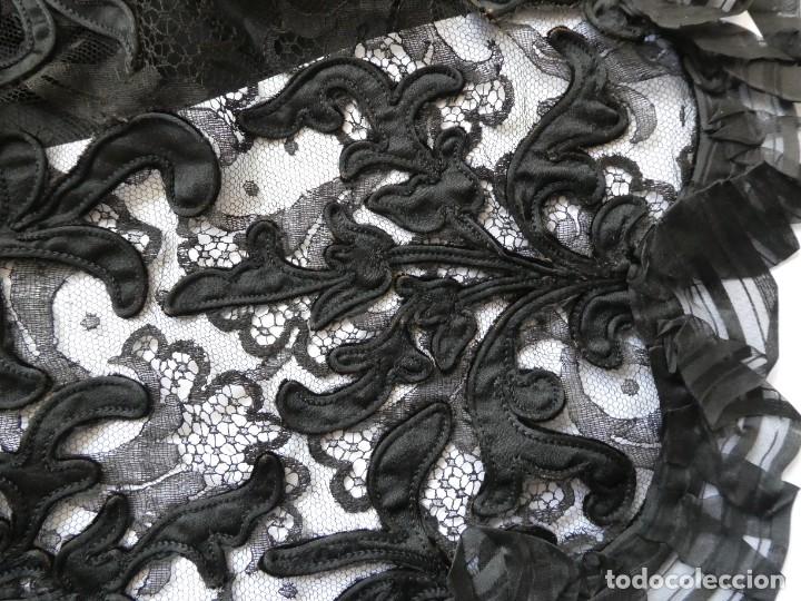 Antig&uuml;edades: ANTIGUA CAPA DE ENCAJE Y SEDA S. XIX - Foto 20