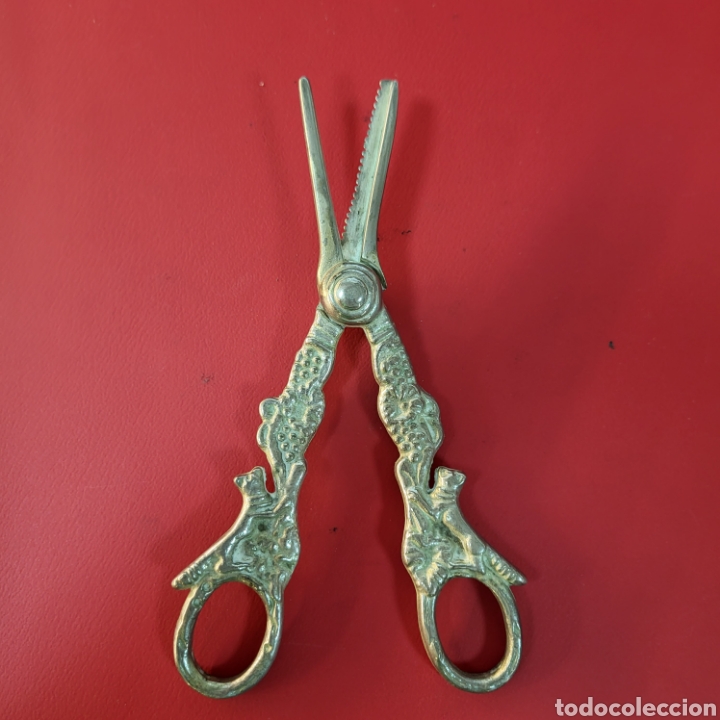 Antiguidades: PRECIOSAS TIJERAS DECORATIVAS DE FESTONEO O PINKING SIG. XIX . FIGURAS ZOOFORMAS Y CON UVAS.