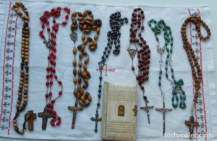 7 rosarios religiosos y libro ilustrado 1945 - Buy Antique