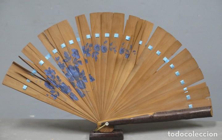 Antig&uuml;edades: ABANICO DE MADERA PINTADA. HACIA 1920 - Foto 1