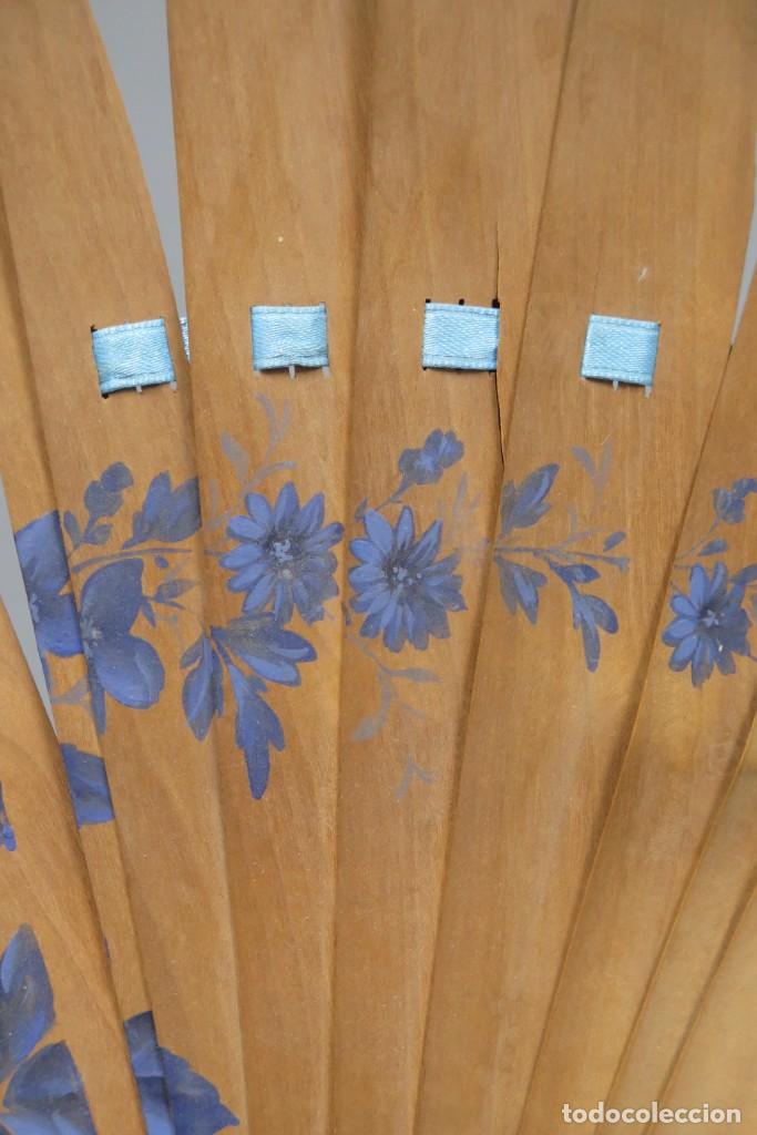 Antig&uuml;edades: ABANICO DE MADERA PINTADA. HACIA 1920 - Foto 4