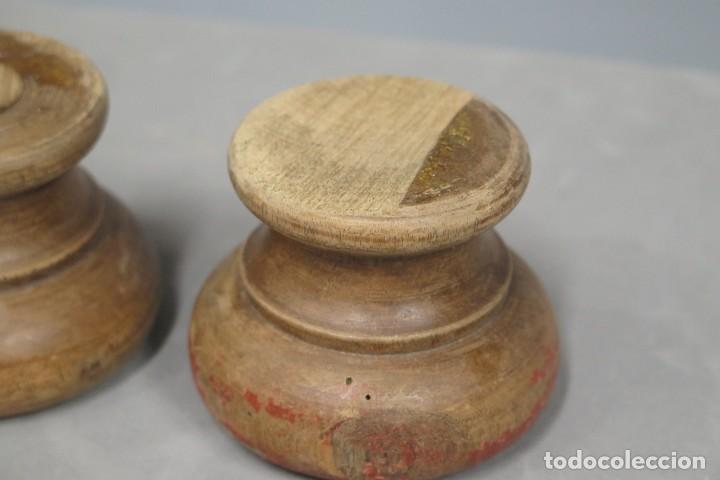 Antig&uuml;edades: PAREJA DE PATAS PARA MUEBLE - Foto 2
