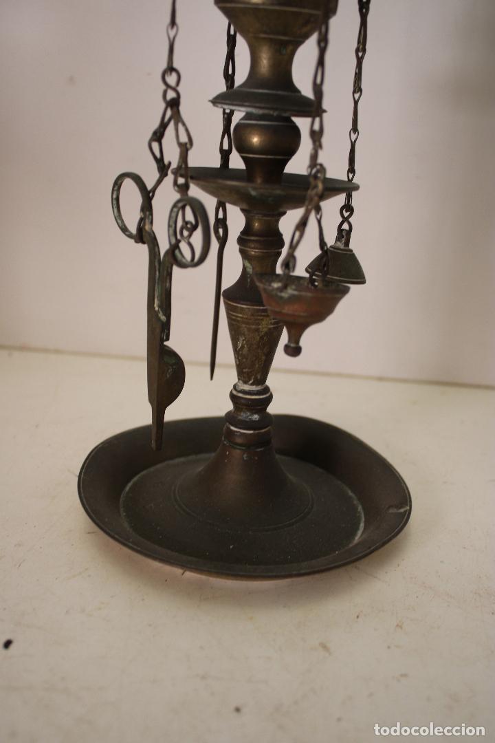 Antig&uuml;edades: antiguo candelabro de aceite de bronce - Foto 3