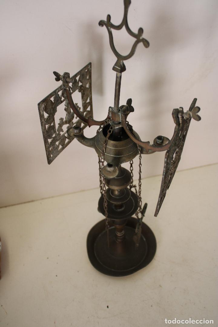 Antig&uuml;edades: antiguo candelabro de aceite de bronce - Foto 4