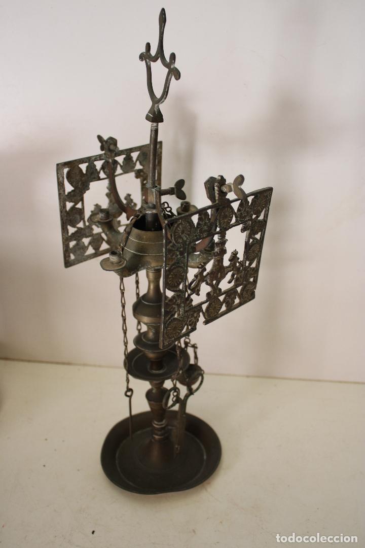 Antig&uuml;edades: antiguo candelabro de aceite de bronce - Foto 5