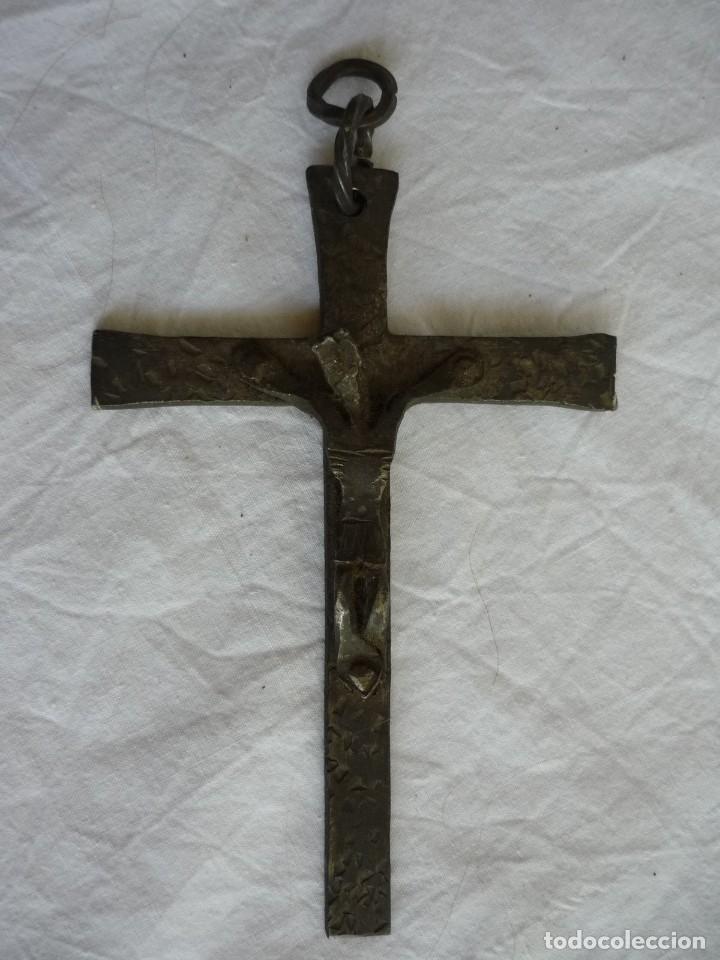 Antig&uuml;edades: Antiguo crucifijo de hierro - Foto 2