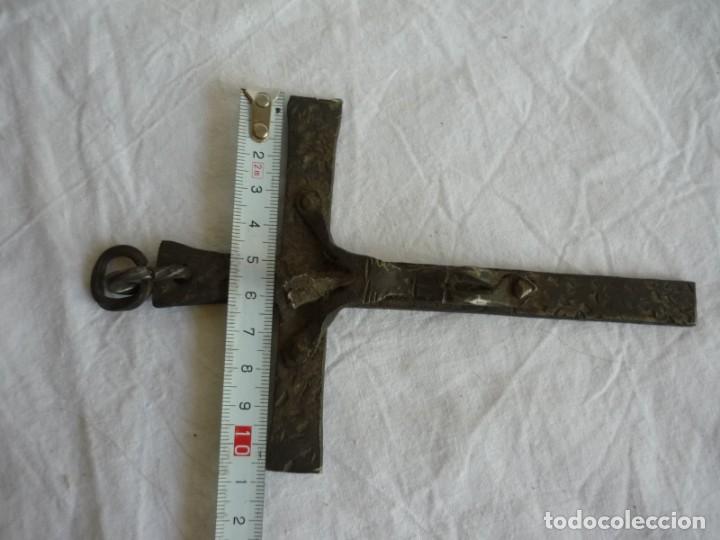 Antig&uuml;edades: Antiguo crucifijo de hierro - Foto 7